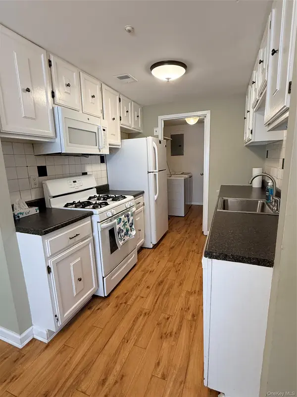 86 Birchwood RD #402, Medford, NY 11763