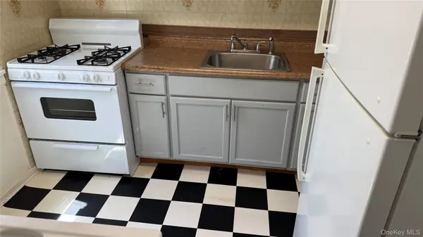 7442 260th ST #30G22, Glen Oaks, NY 11004