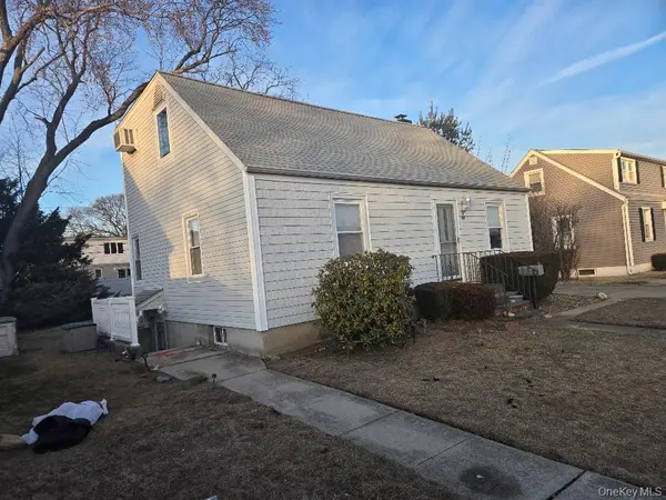 12 Carson ST, Bethpage, NY 11714
