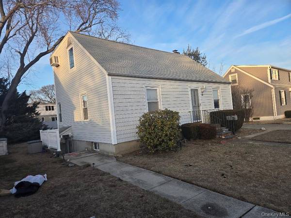 12 Carson ST, Bethpage, NY 11714