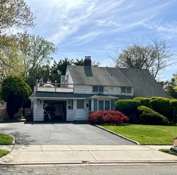 304 Acre LN, Hicksville, NY 11801