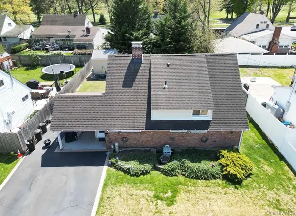 6 Mead LN, Westbury, NY 11590