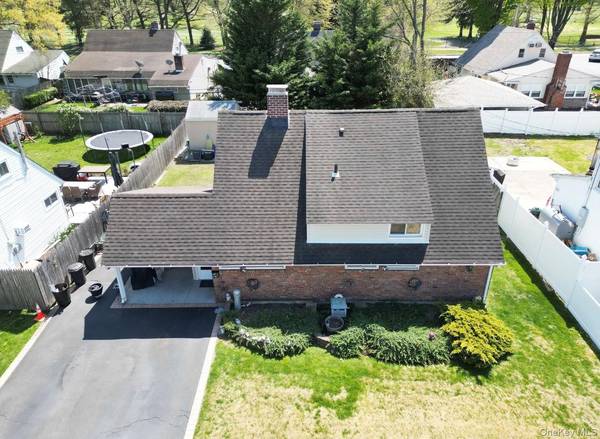 6 Mead LN, Westbury, NY 11590