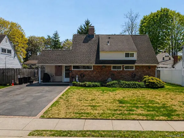 6 Mead LN, Westbury, NY 11590