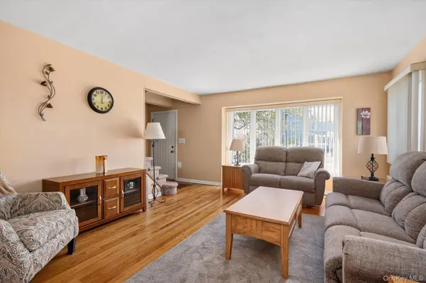 117 Betty RD, East Meadow, NY 11554