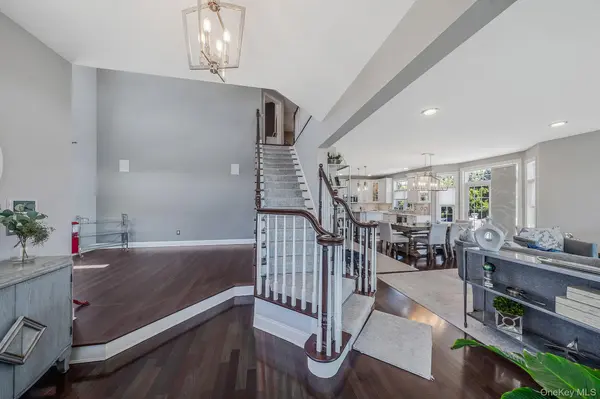 9 Sunset LN, Patchogue, NY 11772
