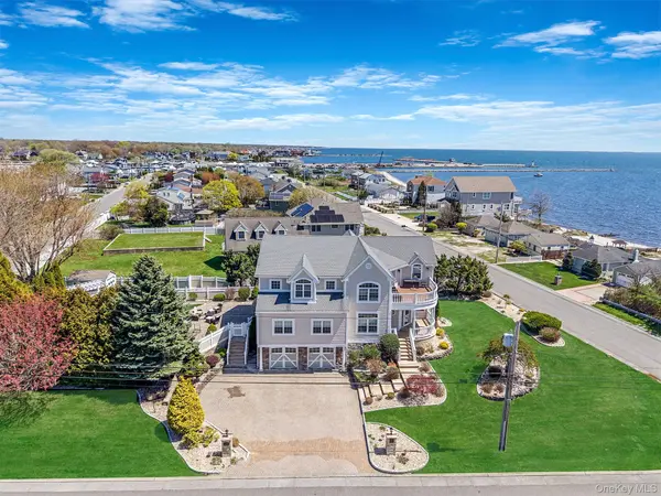 9 Sunset LN, Patchogue, NY 11772