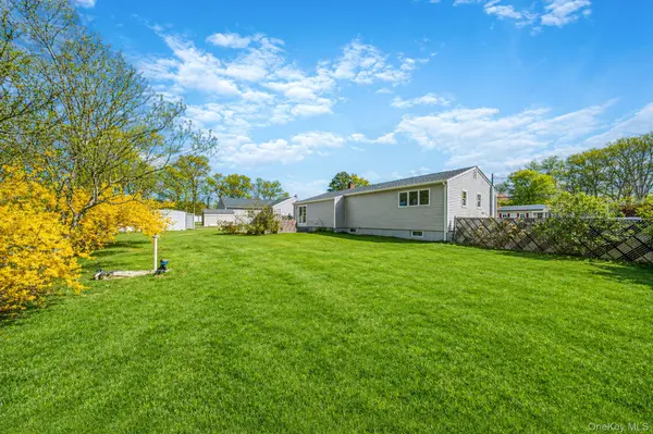 38 Hopes AVE, Holtsville, NY 11742