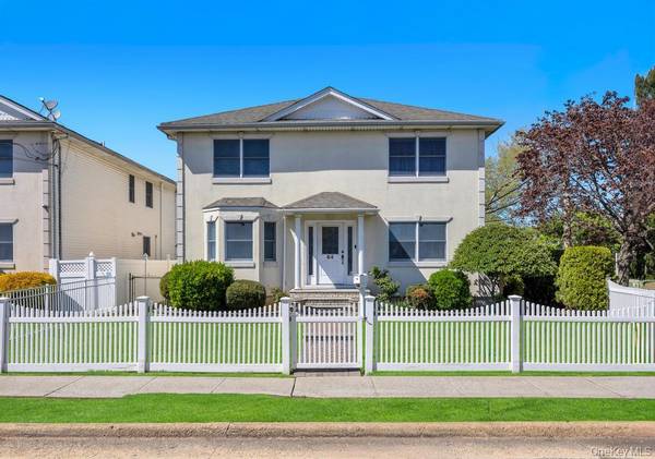 64 Cottage PL, Mineola, NY 11501