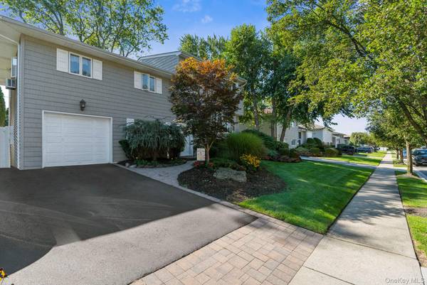 14 Jane DR, Old Bethpage, NY 11804