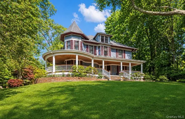 110 Red Spring LN, Glen Cove, NY 11542