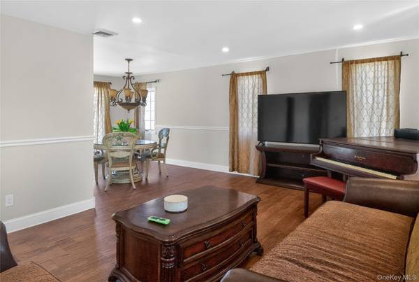 101 Jetmore PL, Massapequa, NY 11758