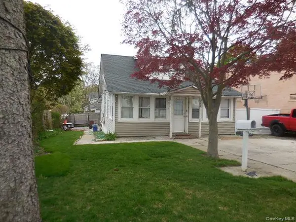 211 Lowndes AVE, Huntington Station, NY 11746