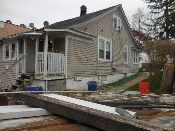211 Lowndes AVE, Huntington Station, NY 11746