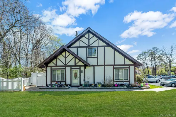 71 Crystal Rock CT, Middle Island, NY 11953