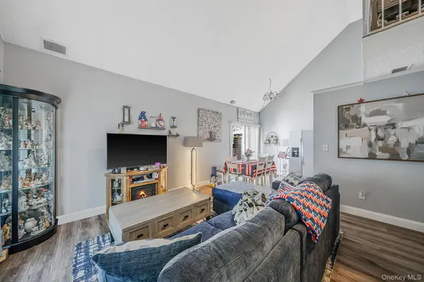 71 Crystal Rock CT, Middle Island, NY 11953