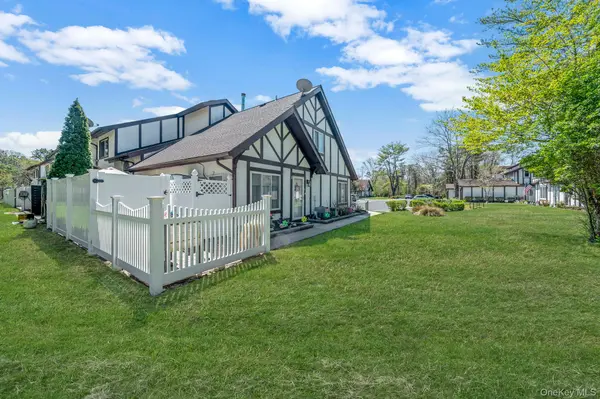 71 Crystal Rock CT, Middle Island, NY 11953