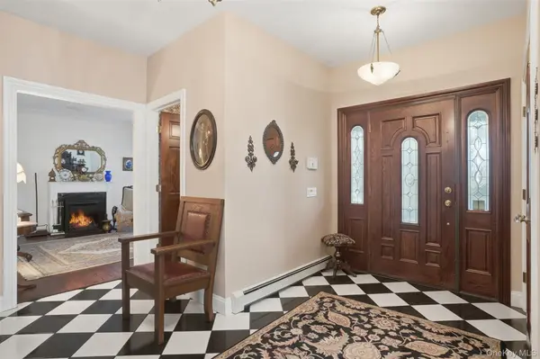 17 Skyview LN, Mahopac, NY 10541