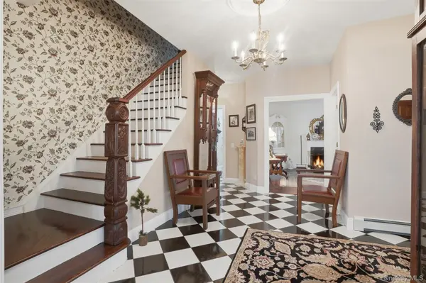 17 Skyview LN, Mahopac, NY 10541