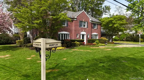695 Hunt LN, Manhasset, NY 11030