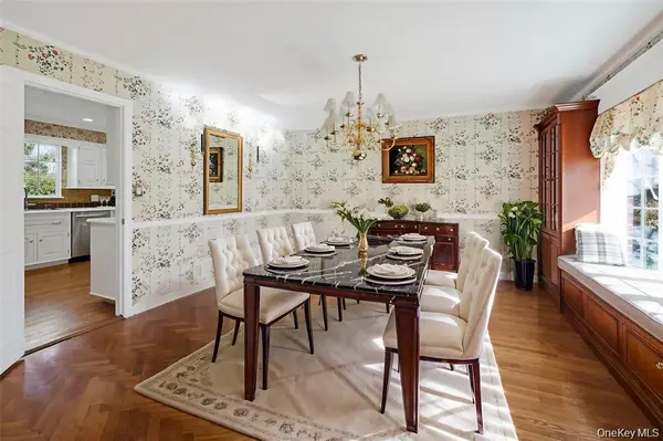 695 Hunt LN, Manhasset, NY 11030