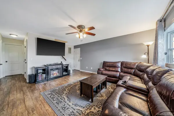 253 E Riviera DR, Lindenhurst, NY 11757