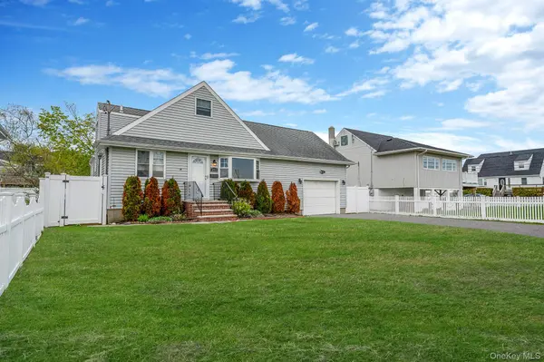 253 E Riviera DR, Lindenhurst, NY 11757