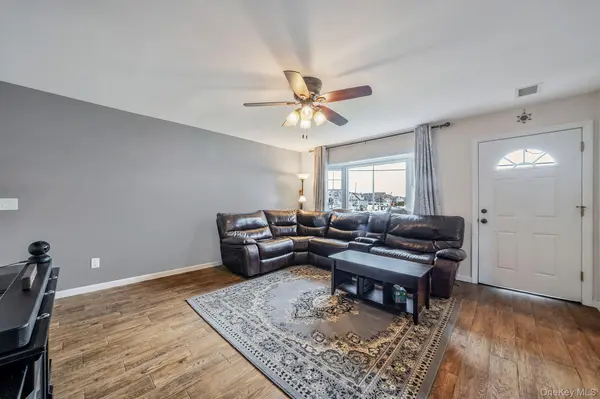253 E Riviera DR, Lindenhurst, NY 11757