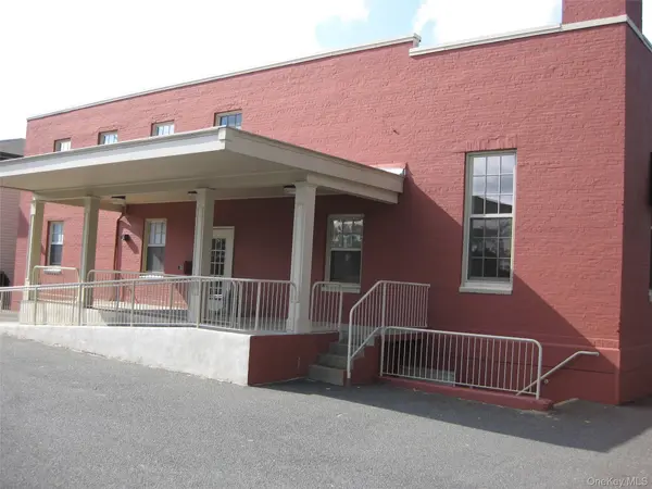 21 W 2nd ST, Riverhead, NY 11901