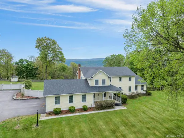 97 Moffat RD, Washingtonville, NY 10992