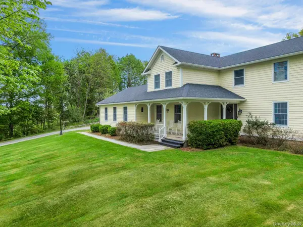 97 Moffat RD, Washingtonville, NY 10992