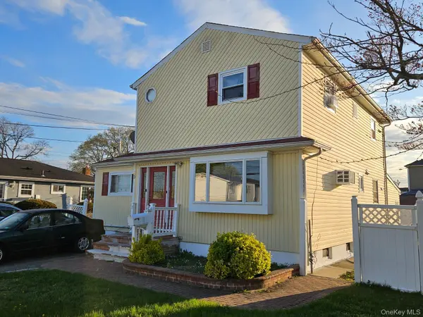 49 Volta ST, Copiague, NY 11726