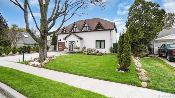 316 Acre LN, Hicksville, NY 11801