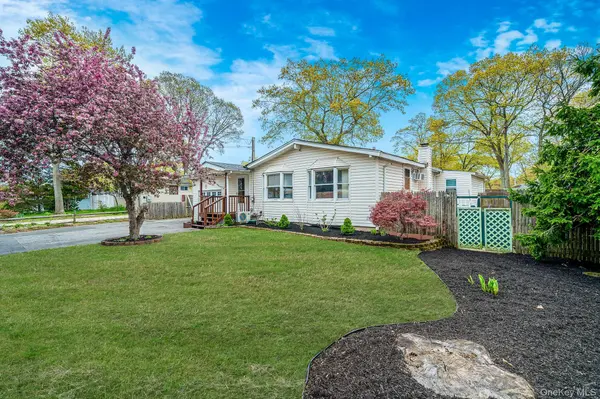 78 Division ST, Holtsville, NY 11742