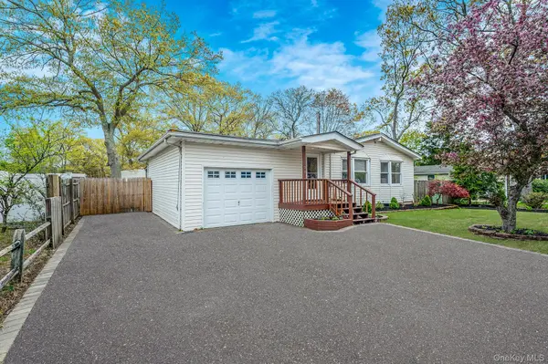 78 Division ST, Holtsville, NY 11742