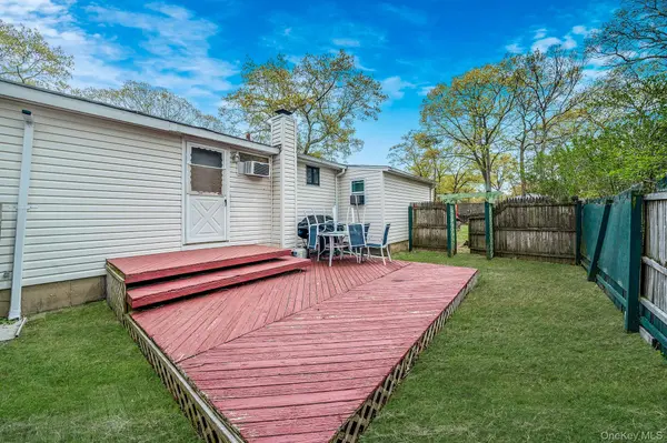 78 Division ST, Holtsville, NY 11742