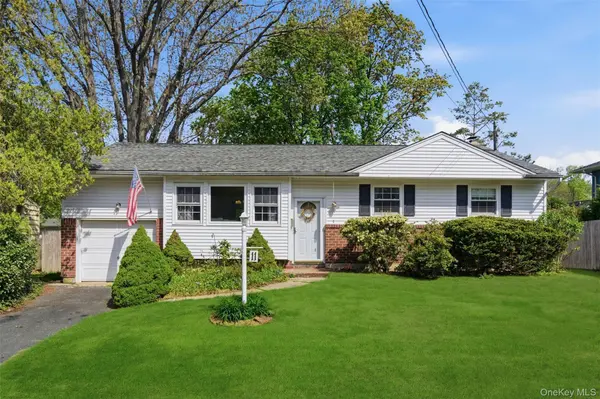 11 Roxanne CT, Huntington Station, NY 11746