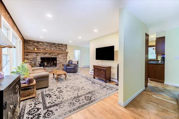 287 Hunns Lake RD, Stanfordville, NY 12581