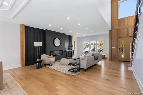 89 Choir LN, Westbury, NY 11590