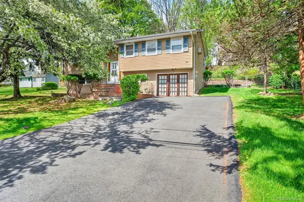 27 Hastings LN, Stony Point, NY 10980