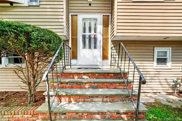 27 Hastings LN, Stony Point, NY 10980