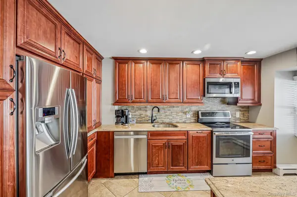 76 S Bay DR, Massapequa, NY 11758