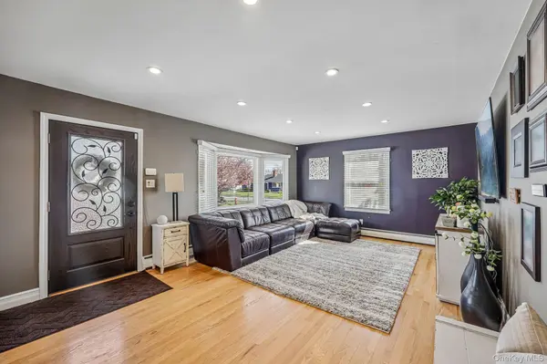76 S Bay DR, Massapequa, NY 11758