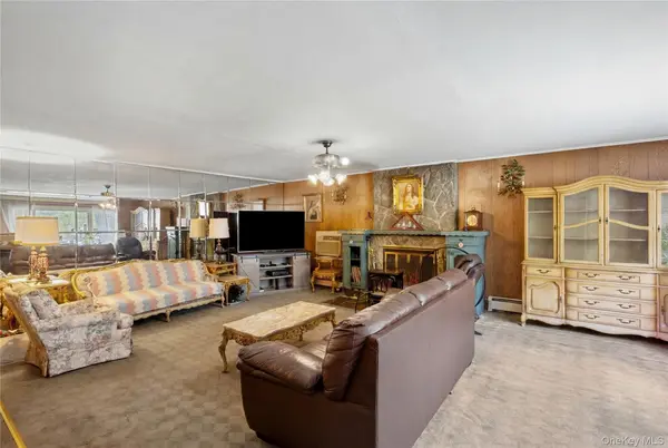 184 Roosevelt BLVD, Hauppauge, NY 11788