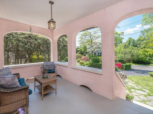 227 Littleworth LN, Sea Cliff, NY 11579