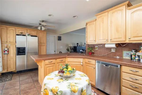 88 14th ST, Hicksville, NY 11801