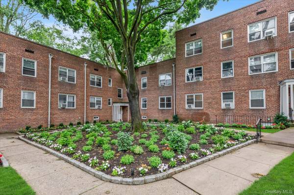 3 Edwards Street #1F, Roslyn Heights, NY 11577