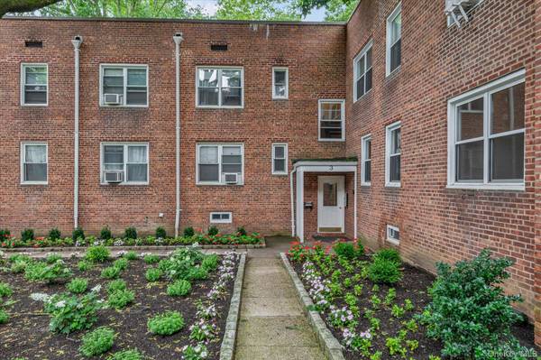 3 Edwards Street #1F, Roslyn Heights, NY 11577
