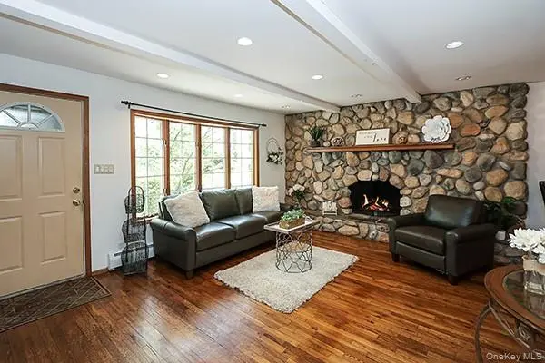 11 Craig DR, South Huntington, NY 11746