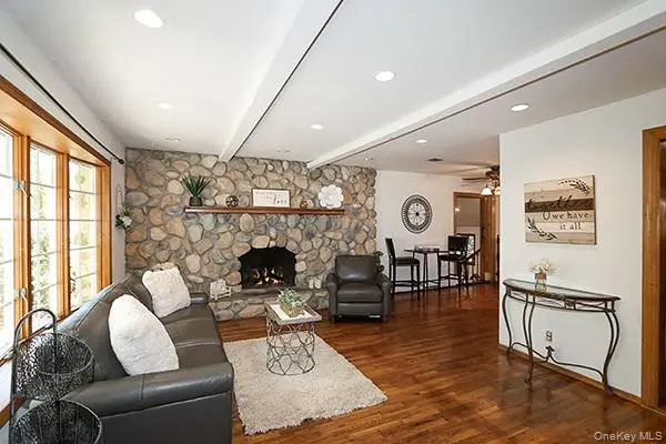11 Craig DR, South Huntington, NY 11746